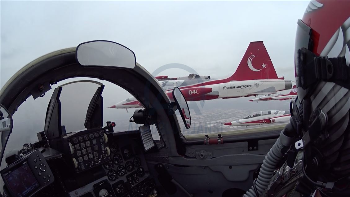 Türk Yıldızları'ndan gökyüzünden "sosyal mesafeyi koruyalım" çağrısı
