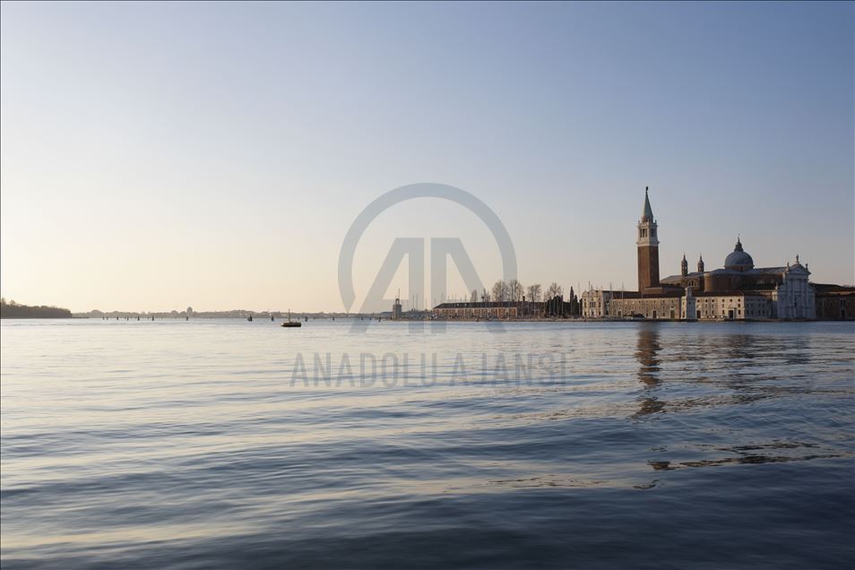 Kanal-kanal Venezia kembali jernih akibat karantina virus korona
