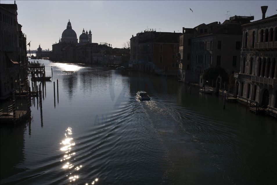 Kanal-kanal Venezia kembali jernih akibat karantina virus korona