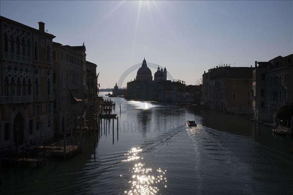Kanal-kanal Venezia kembali jernih akibat karantina virus korona