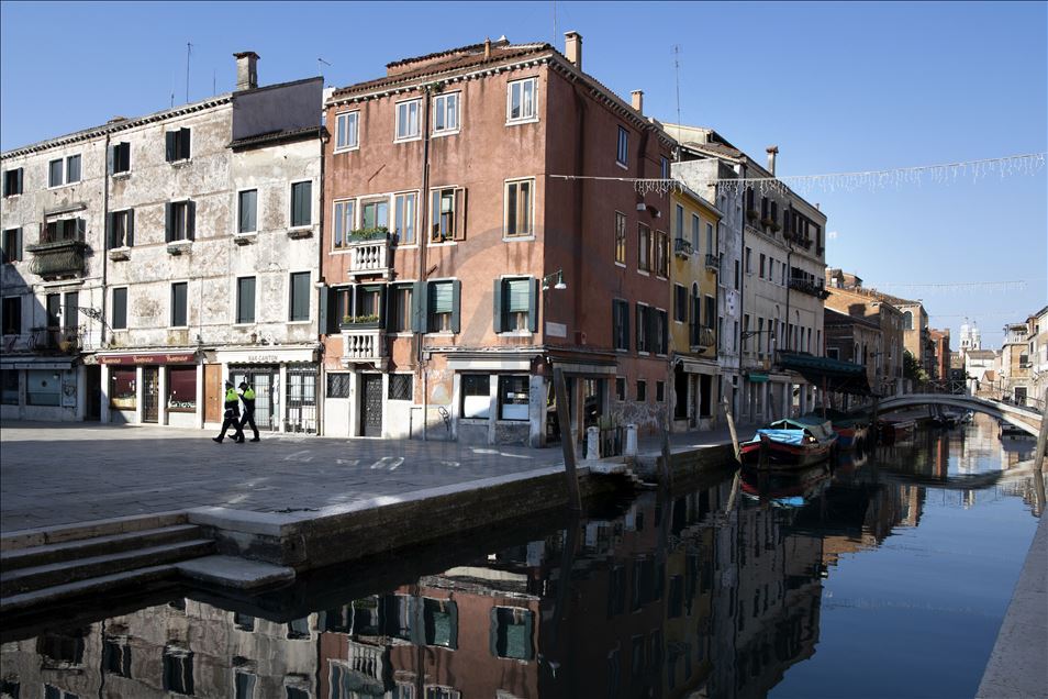 Kanal-kanal Venezia kembali jernih akibat karantina virus korona