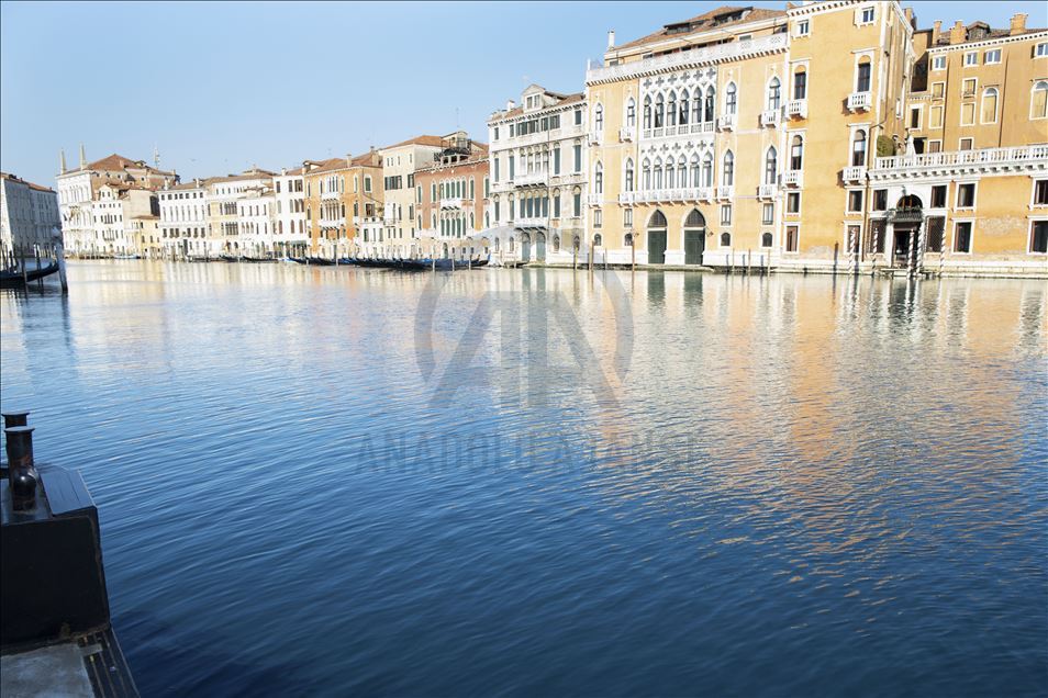 Kanal-kanal Venezia kembali jernih akibat karantina virus korona