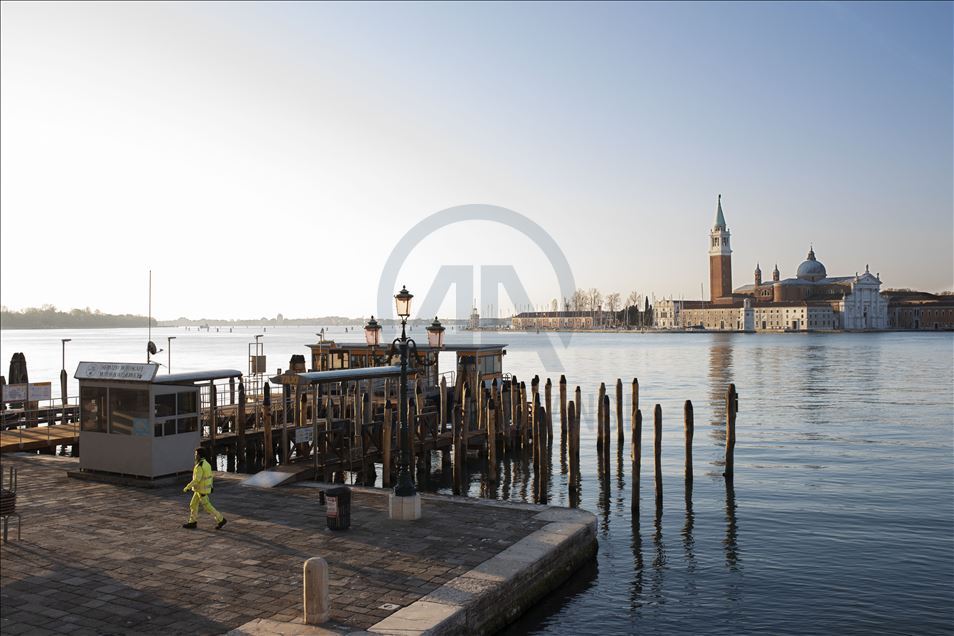 Kanal-kanal Venezia kembali jernih akibat karantina virus korona
