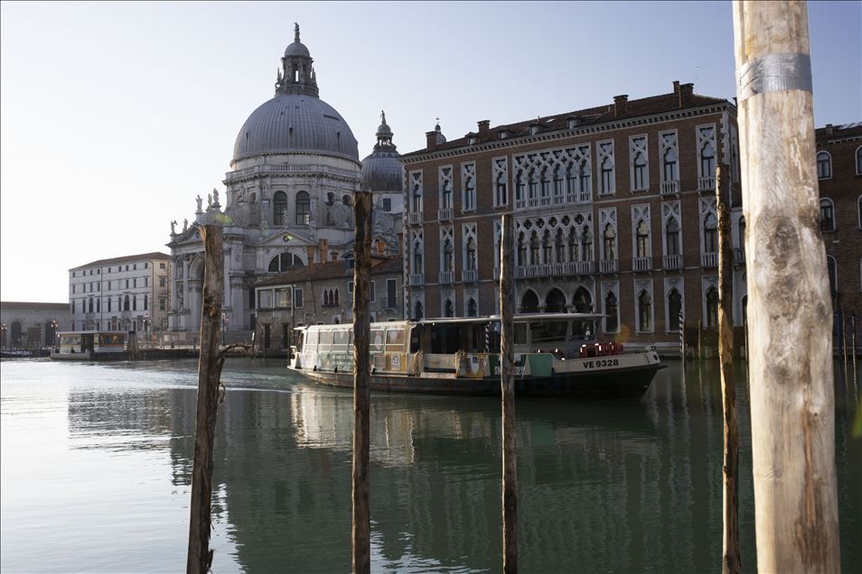 Kanal-kanal Venezia kembali jernih akibat karantina virus korona