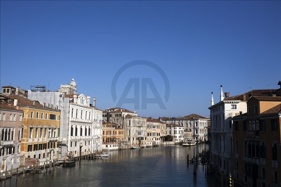 Kanal-kanal Venezia kembali jernih akibat karantina virus korona