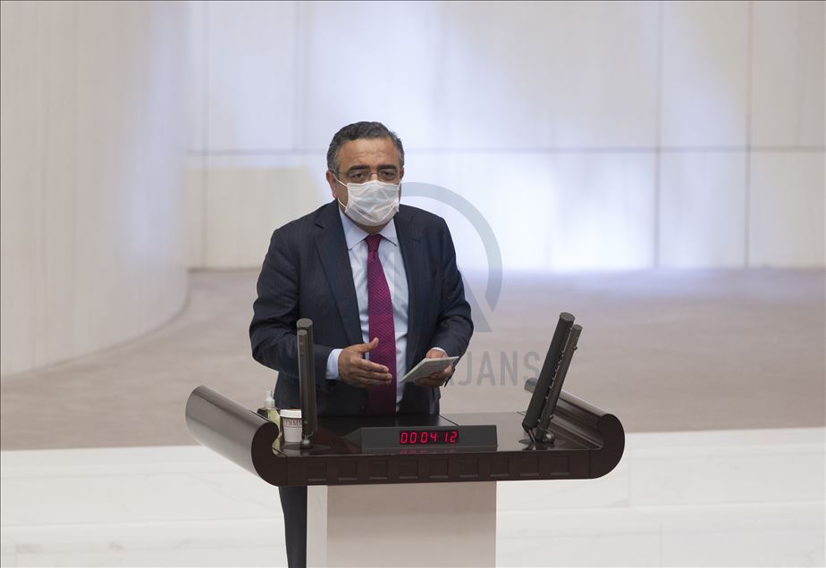 النواب الأتراك في البرلمان بالكمامات.. رسالة للمجتمع