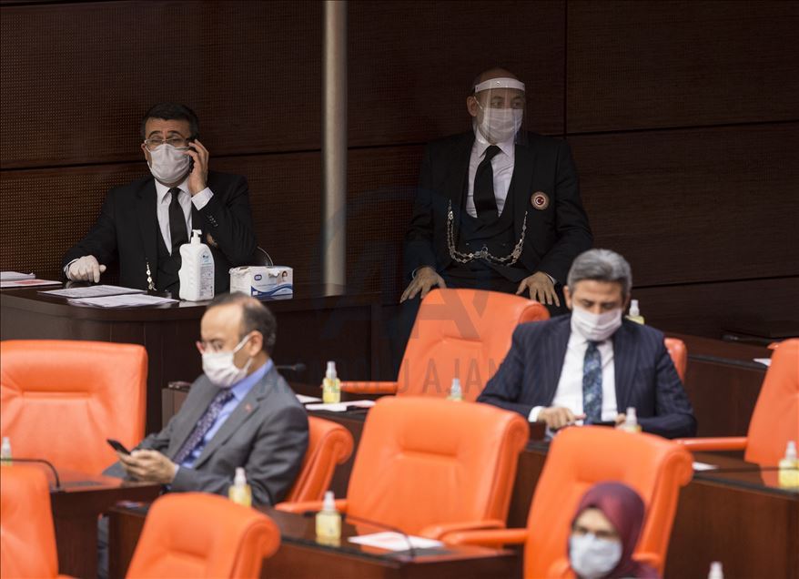 النواب الأتراك في البرلمان بالكمامات.. رسالة للمجتمع