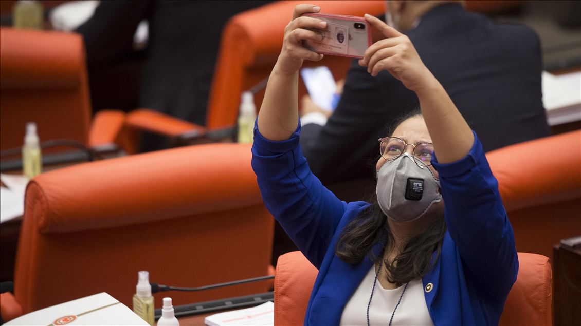 TBMM Genel Kurulu'nda milletvekilleri maske taktı 