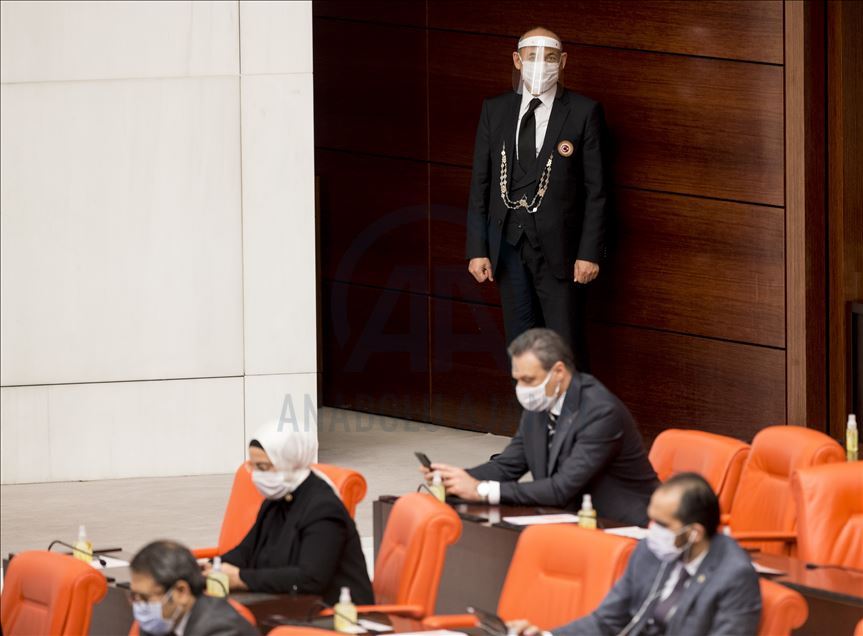 النواب الأتراك في البرلمان بالكمامات.. رسالة للمجتمع