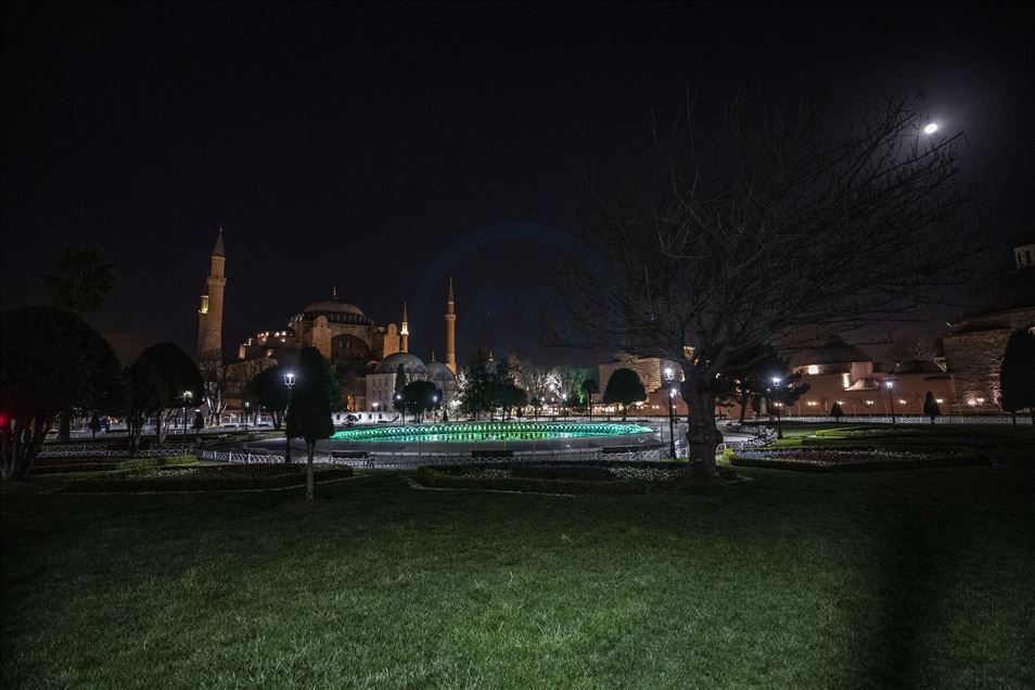 İstanbul camilerinde "koronavirüs sessizliği"