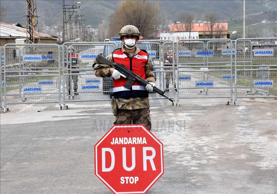 Muş'ta karantinadaki yerleşim yerlerinde güvenlik önlemleri sürüyor