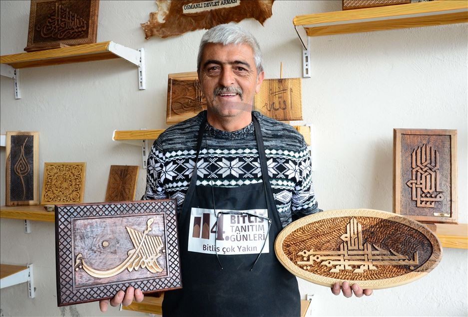 نقاش تركي يحفر التراث العثماني على أخشاب الجوز
