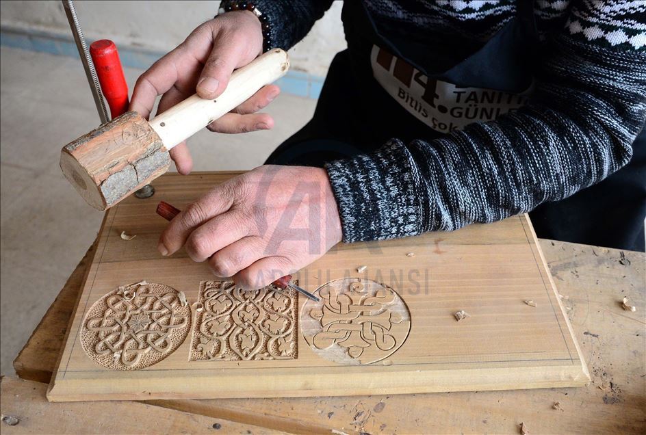 نقاش تركي يحفر التراث العثماني على أخشاب الجوز
