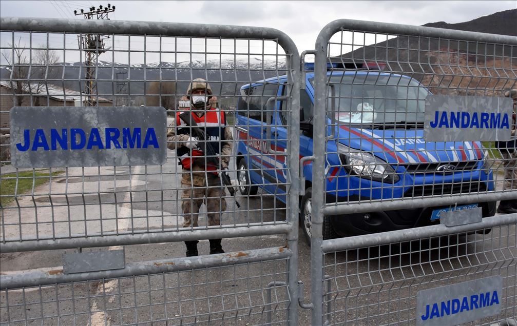 Muş'ta karantinadaki yerleşim yerlerinde güvenlik önlemleri sürüyor