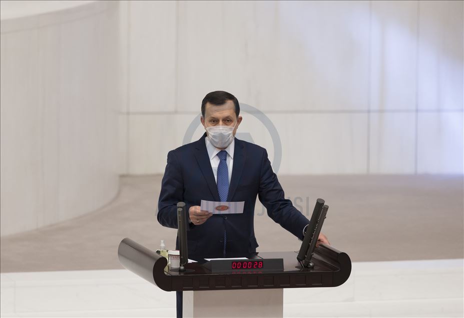 النواب الأتراك في البرلمان بالكمامات.. رسالة للمجتمع