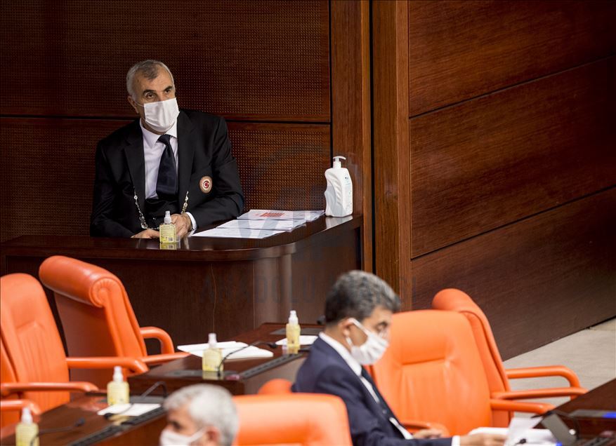 النواب الأتراك في البرلمان بالكمامات.. رسالة للمجتمع