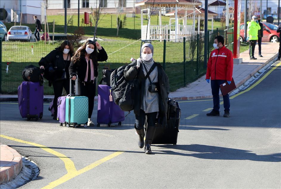 Sivas'ta karantina süresi dolan öğrenciler evlerine gönderiliyor