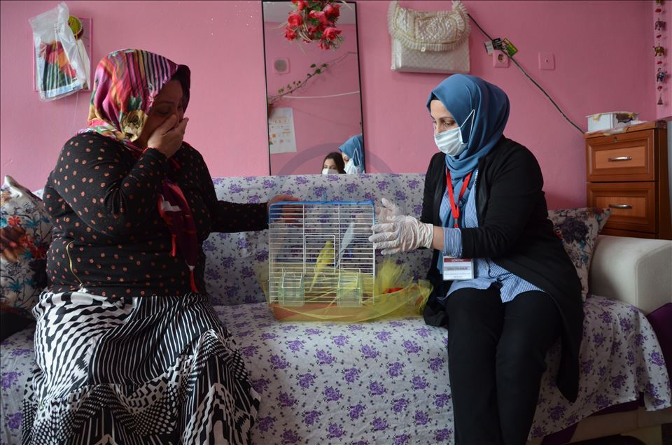 Batman Valisi Şahin, yalnız yaşayan kadının "muhabbet kuşu" talebini yerine getirdi