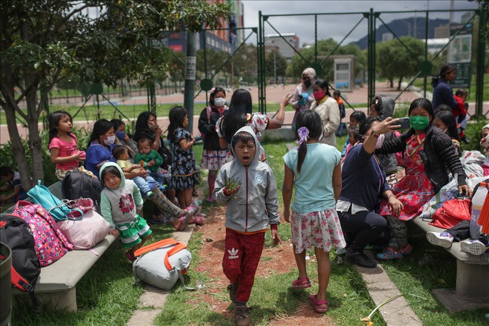 Kolombiya'da karantina esnasında evsiz kalan Embera yerlileri