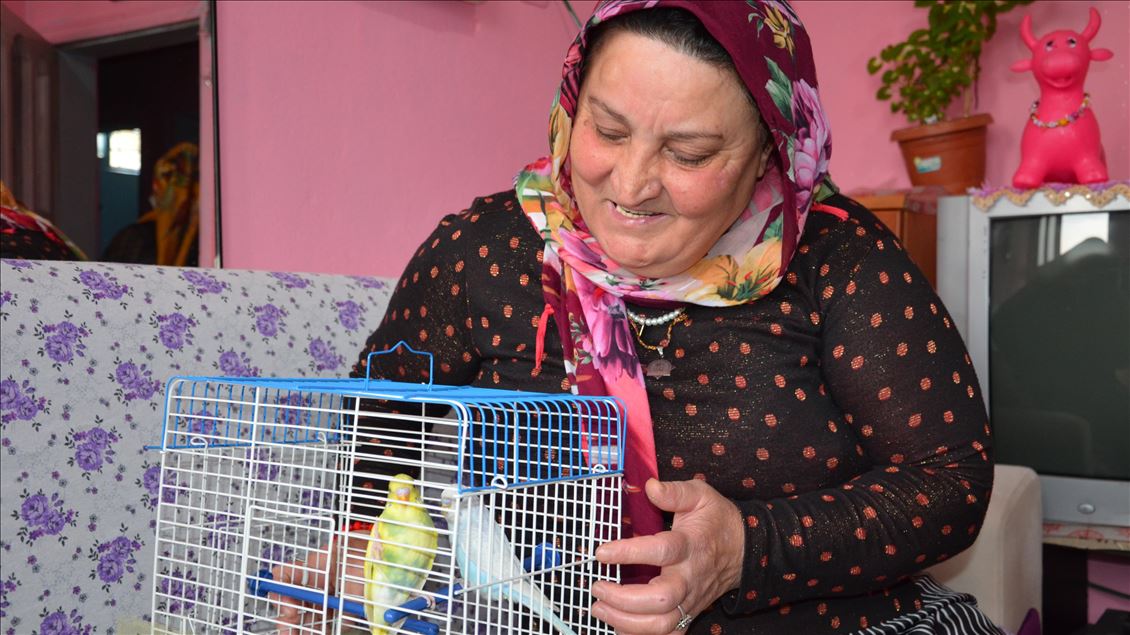 Batman Valisi Şahin, yalnız yaşayan kadının "muhabbet kuşu" talebini yerine getirdi