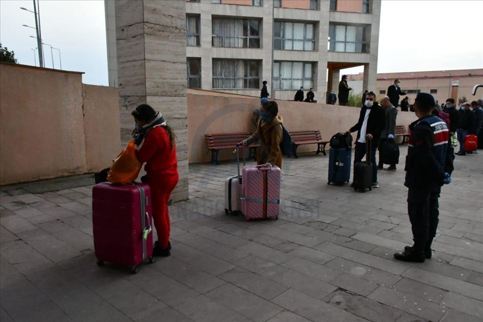 Avrupa'dan getirilen 70 kişi, Balıkesir'deki yurtta karantinaya alındı