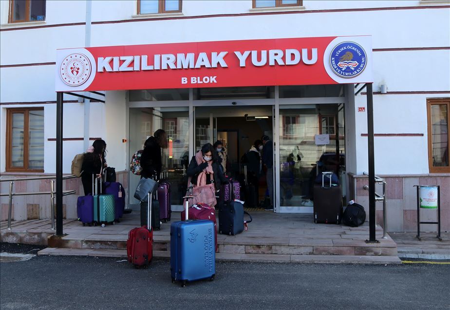 Sivas'ta karantina süresi dolan öğrenciler evlerine gönderiliyor
