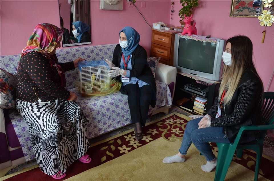 Batman Valisi Şahin, yalnız yaşayan kadının "muhabbet kuşu" talebini yerine getirdi