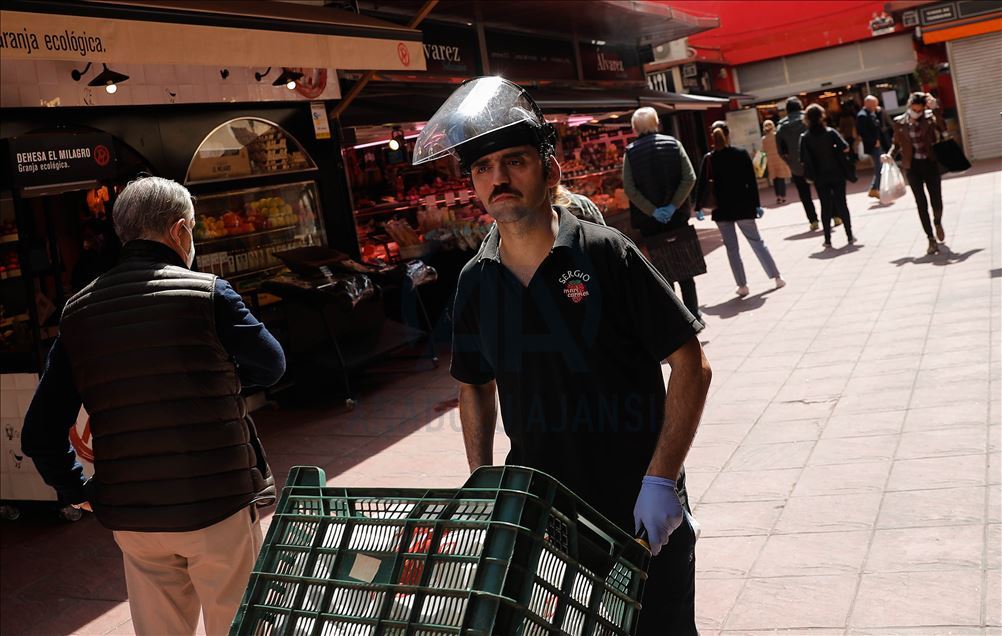 Ciudadanos en las calles de Madrid se protegen del coronavirus