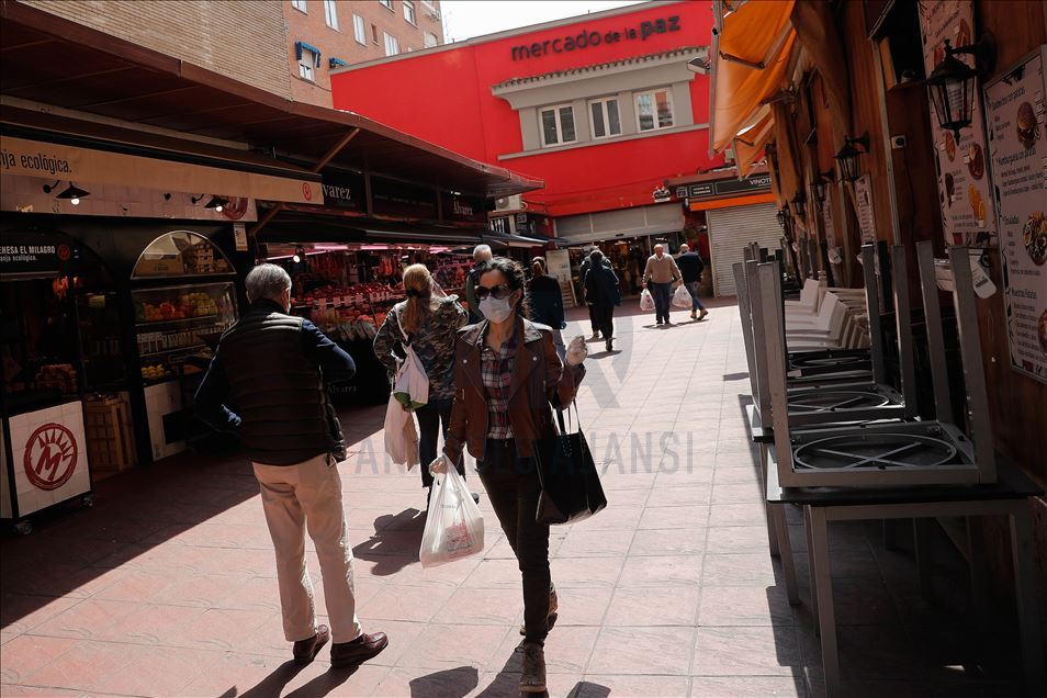 Ciudadanos en las calles de Madrid se protegen del coronavirus