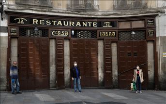 Ciudadanos en las calles de Madrid se protegen del coronavirus