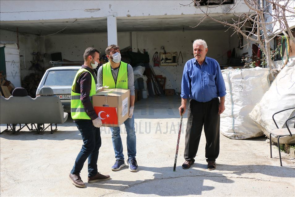 كورونا.. تركيا توزع مساعدات على بلديات في شمال مقدونيا
