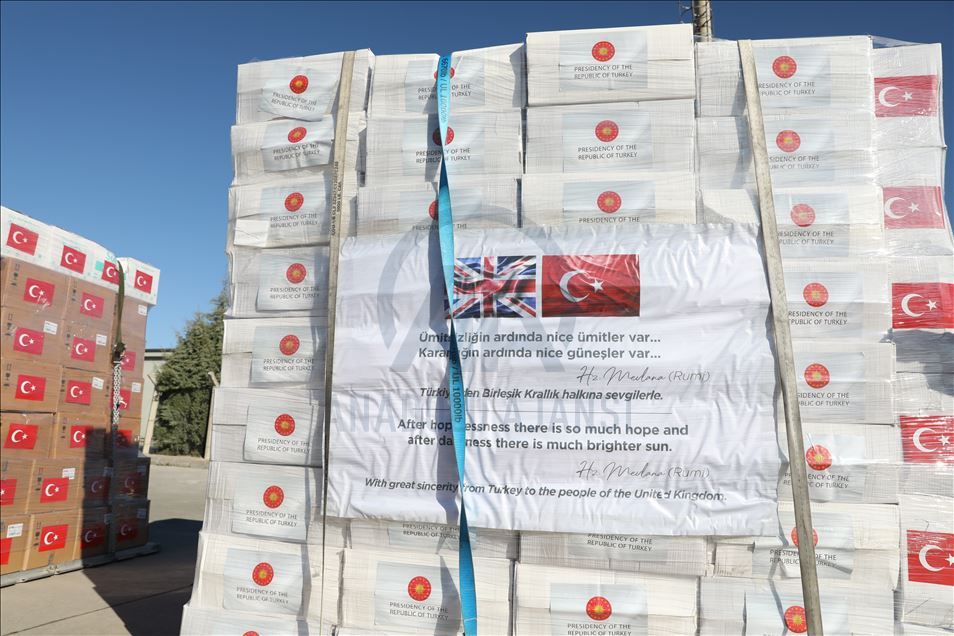 Türkiye'den İngiltere'ye tıbbi yardım malzemesi desteği

