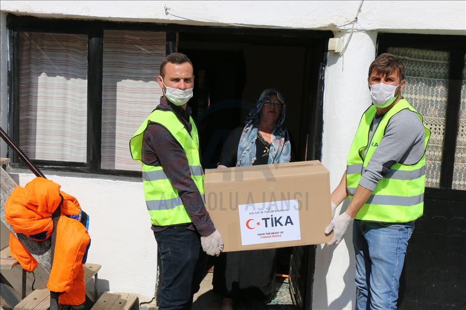 كورونا.. تركيا توزع مساعدات على بلديات في شمال مقدونيا
