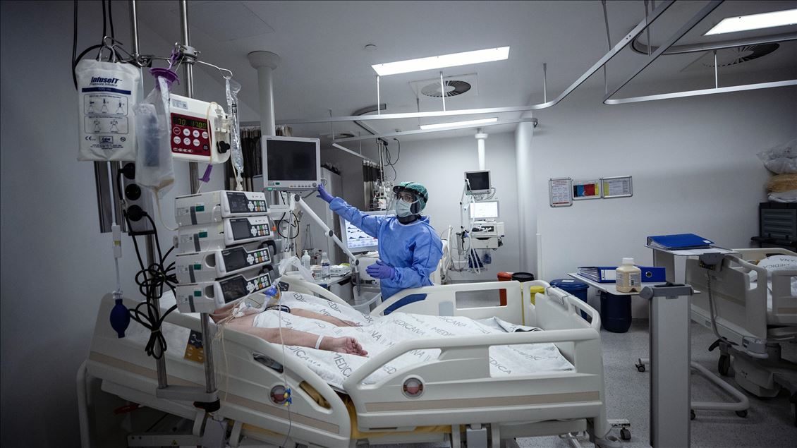 AA ekibi, özel bir hastanede Kovid-19'la mücadeleyi görüntüledi