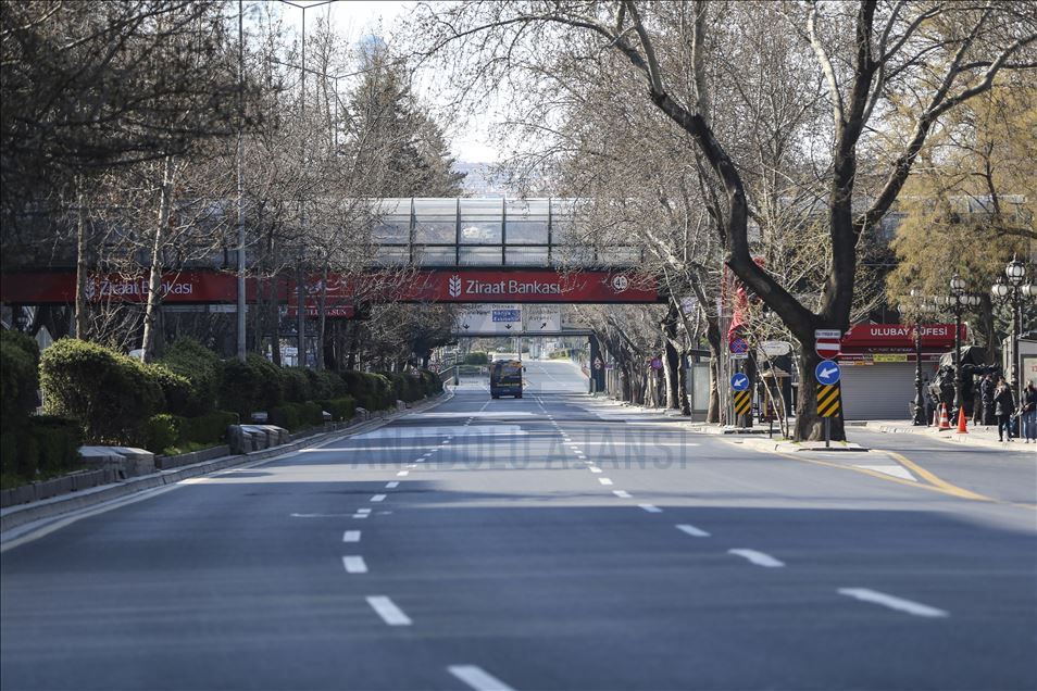 Ankara'da sokağa çıkma yasağının ardından cadde ve sokaklar boş kaldı
