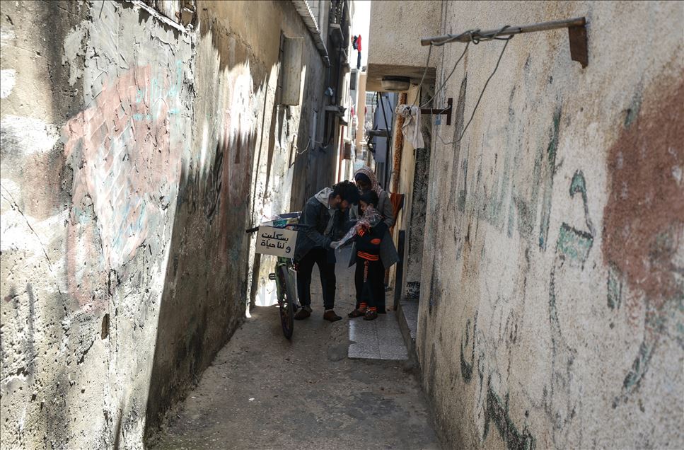 مكتبة متنقلة على دراجة تسعد أطفال مخيم بغزة 
