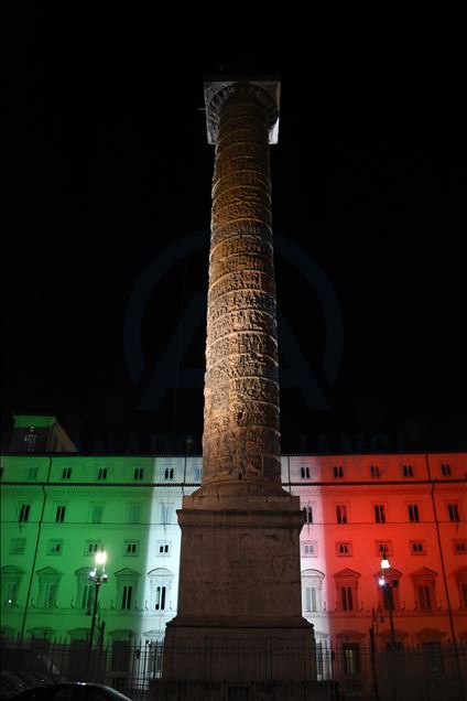 Gedung-gedung nyalakan lampu-lampu dengan warna bendera Italia