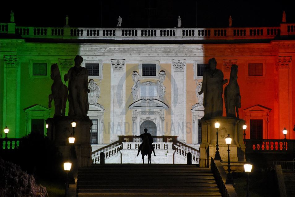 Gedung-gedung nyalakan lampu-lampu dengan warna bendera Italia