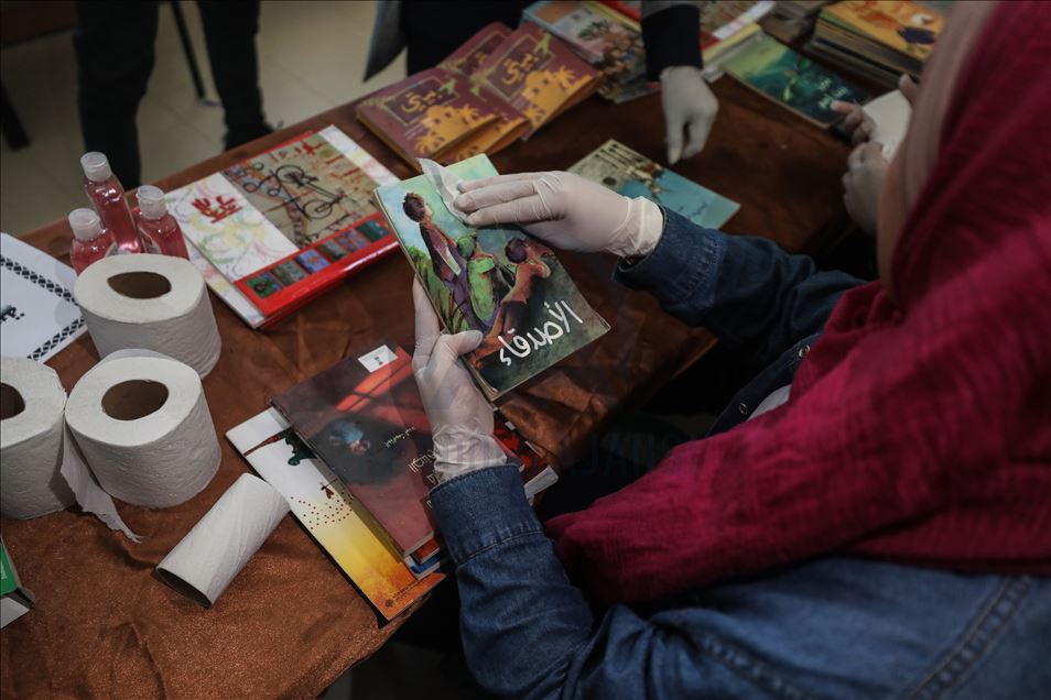 مكتبة متنقلة على دراجة تسعد أطفال مخيم بغزة 
