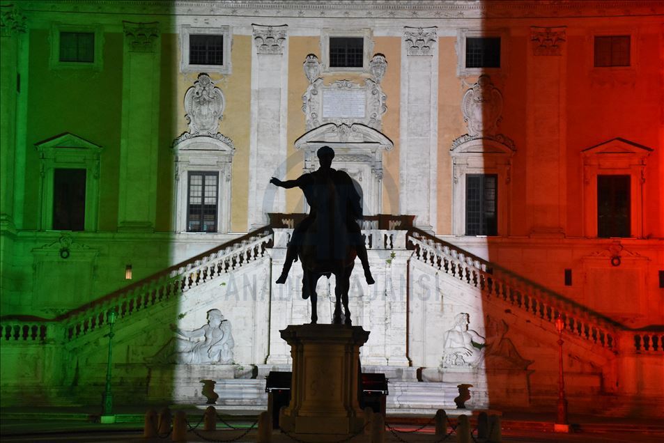 Gedung-gedung nyalakan lampu-lampu dengan warna bendera Italia