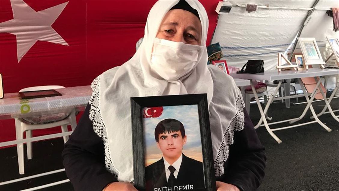 Evlat nöbetindeki Diyarbakır annesi: "Kaç gel oğlum devlete teslim ol"