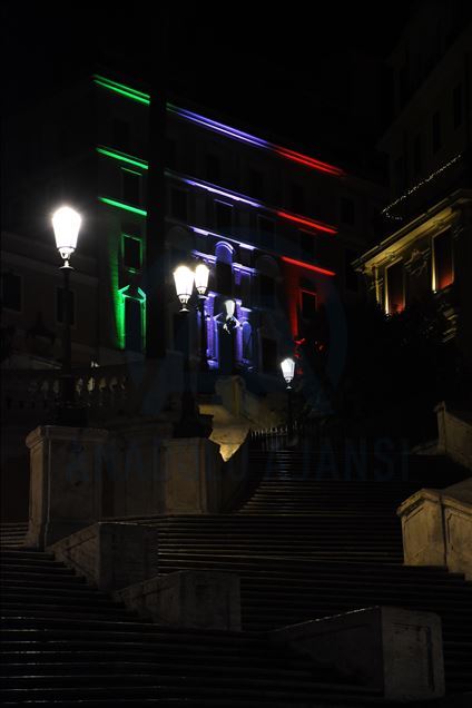 Gedung-gedung nyalakan lampu-lampu dengan warna bendera Italia