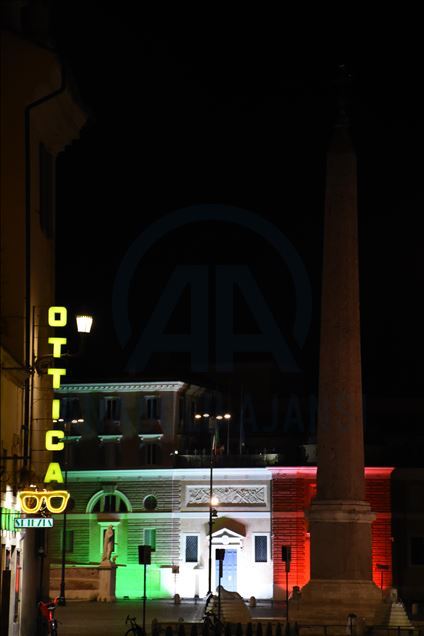Gedung-gedung nyalakan lampu-lampu dengan warna bendera Italia