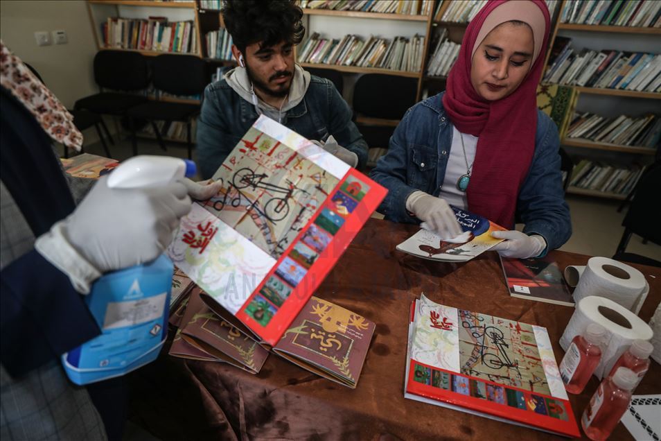 مكتبة متنقلة على دراجة تسعد أطفال مخيم بغزة 
