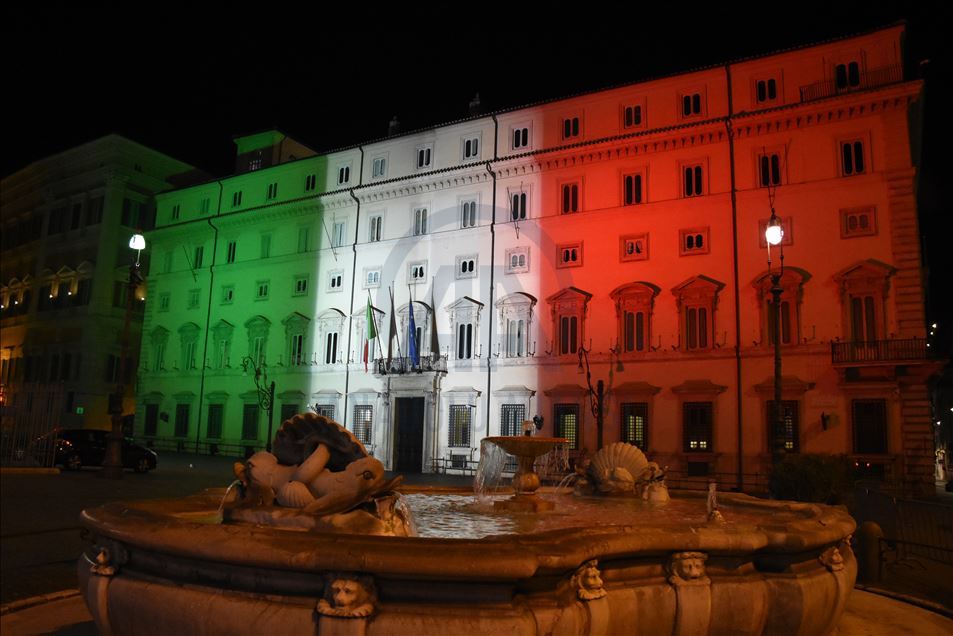 Gedung-gedung nyalakan lampu-lampu dengan warna bendera Italia