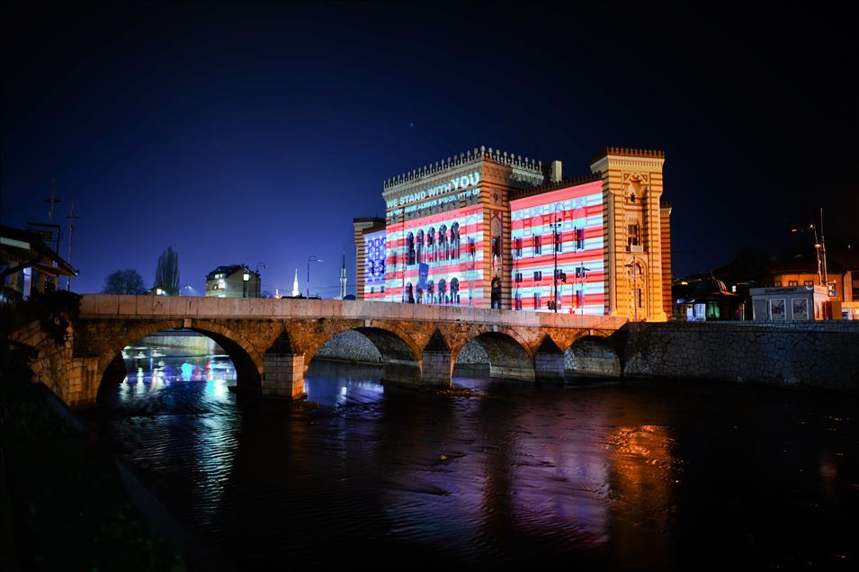 Podrška u borbi protiv koronavirusa: Sarajevska Vijećnica u bojama američke  zastave