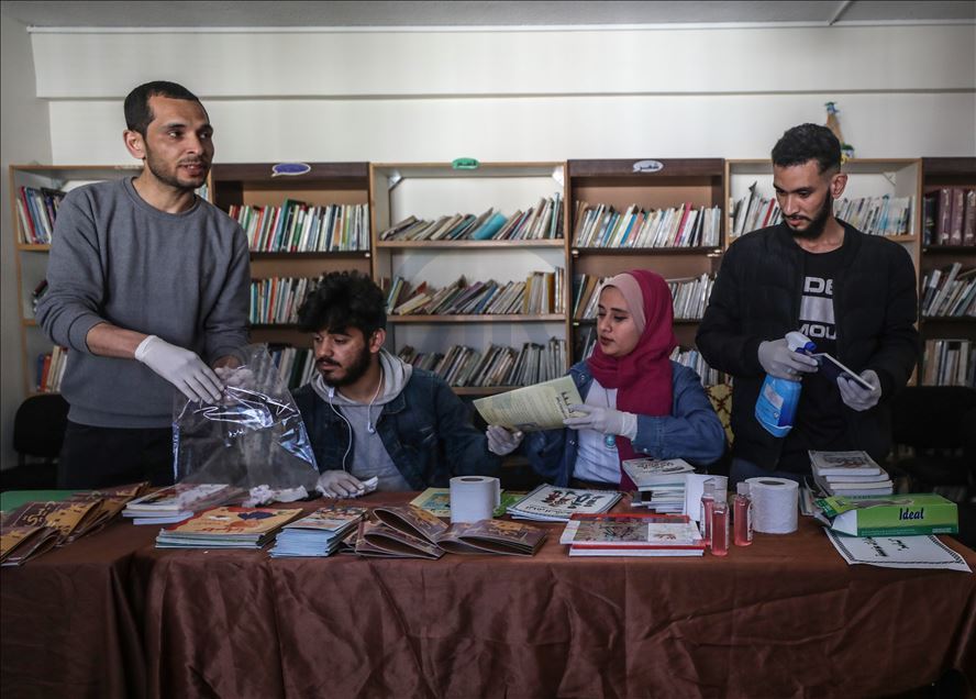 مكتبة متنقلة على دراجة تسعد أطفال مخيم بغزة 
