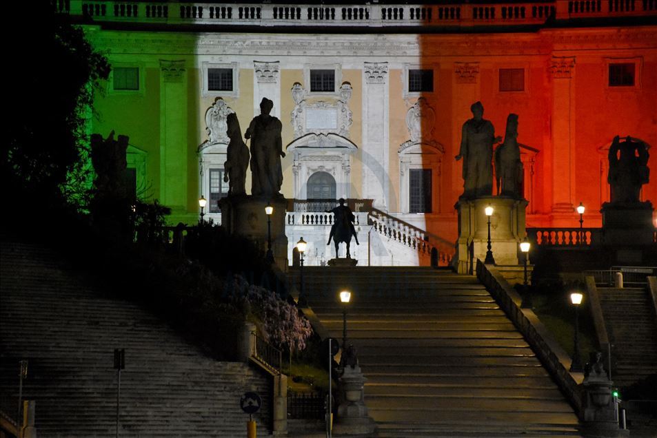 Gedung-gedung nyalakan lampu-lampu dengan warna bendera Italia