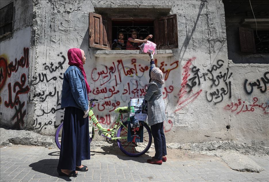 مكتبة متنقلة على دراجة تسعد أطفال مخيم بغزة 
