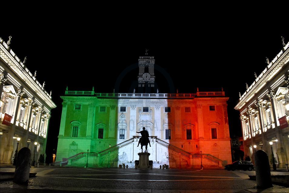Gedung-gedung nyalakan lampu-lampu dengan warna bendera Italia